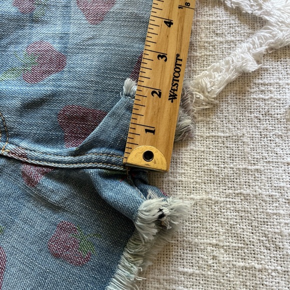 Current Elliot Vintage Strawberry Print Cut Off Jean Shorts Size 27 - Picture 8 of 10